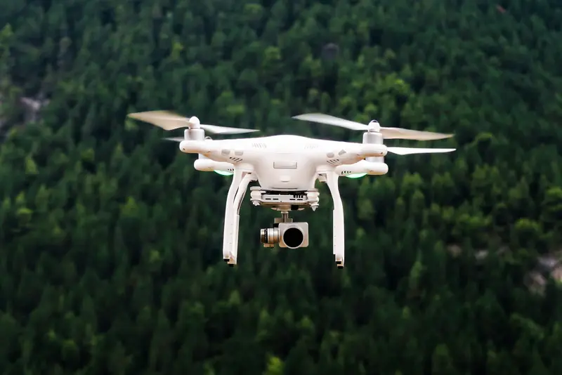 Dron volando sobre un bosque para captura de imágenes