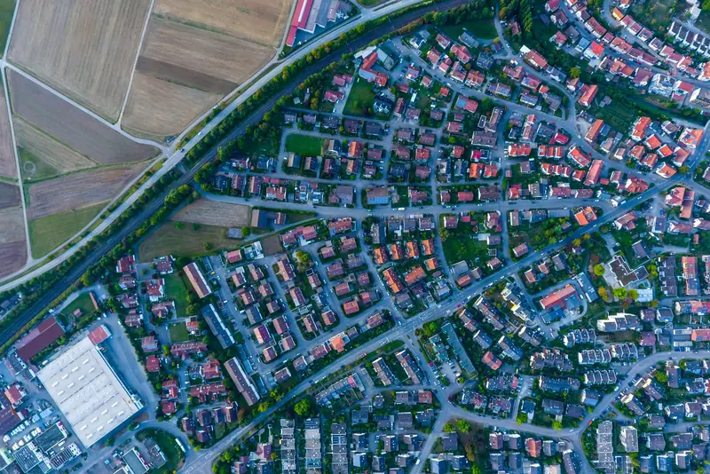 Vista aérea de una zona urbana en expansión junto a terrenos agrícolas