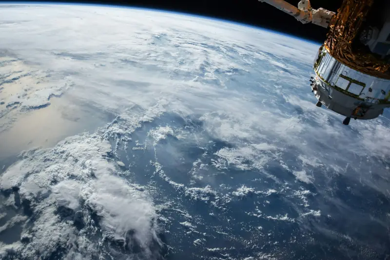 Satélite en órbita sobre la Tierra